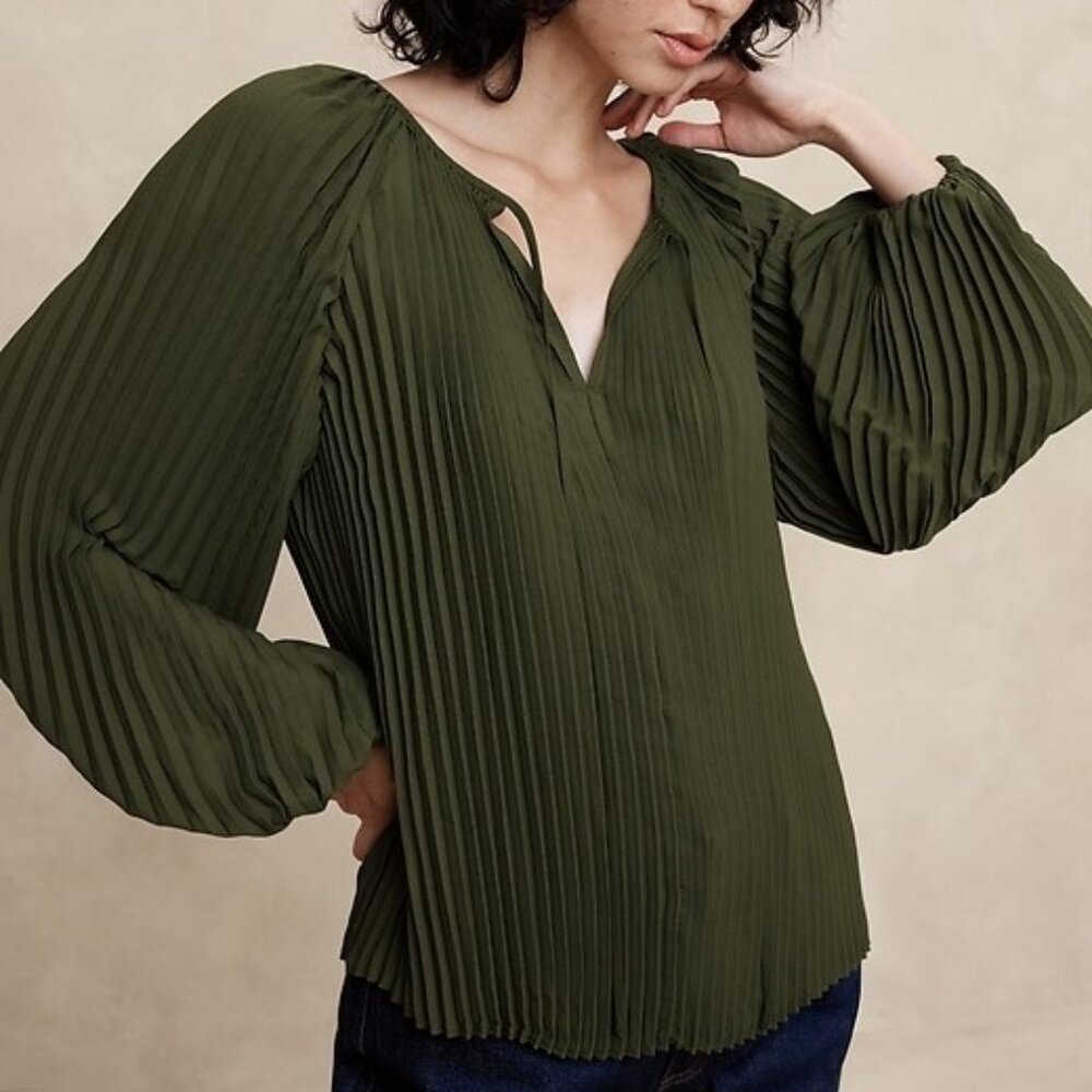 NWT, BANANA REPUBLIC, "Bright Moss" Keyhole Pleated Blouse - XXS (fits XS)